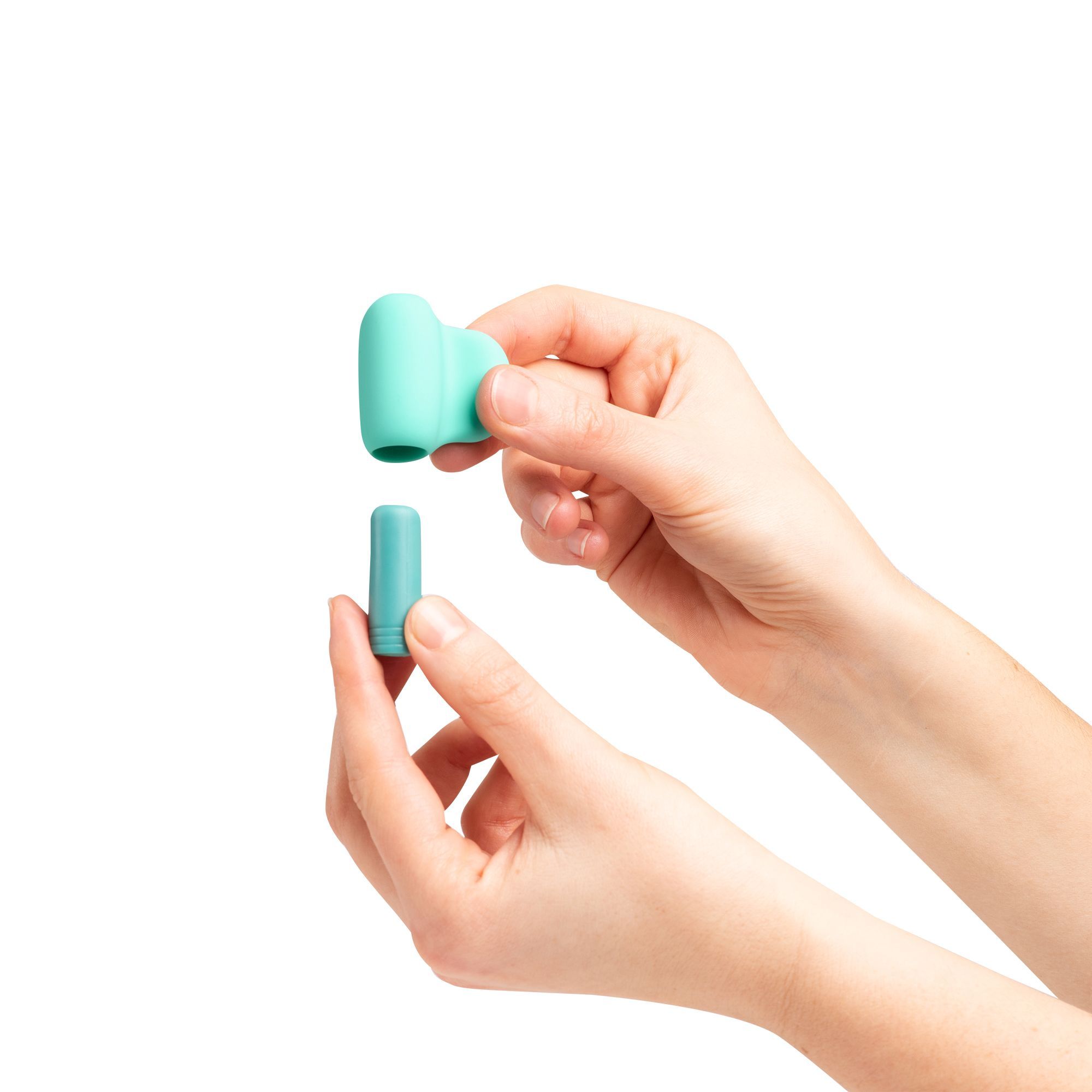 Hände halten einen türkisfarbenen Finger-Vibrator und eine blaue Verlängerung. Der Vibrator ist herzförmig.