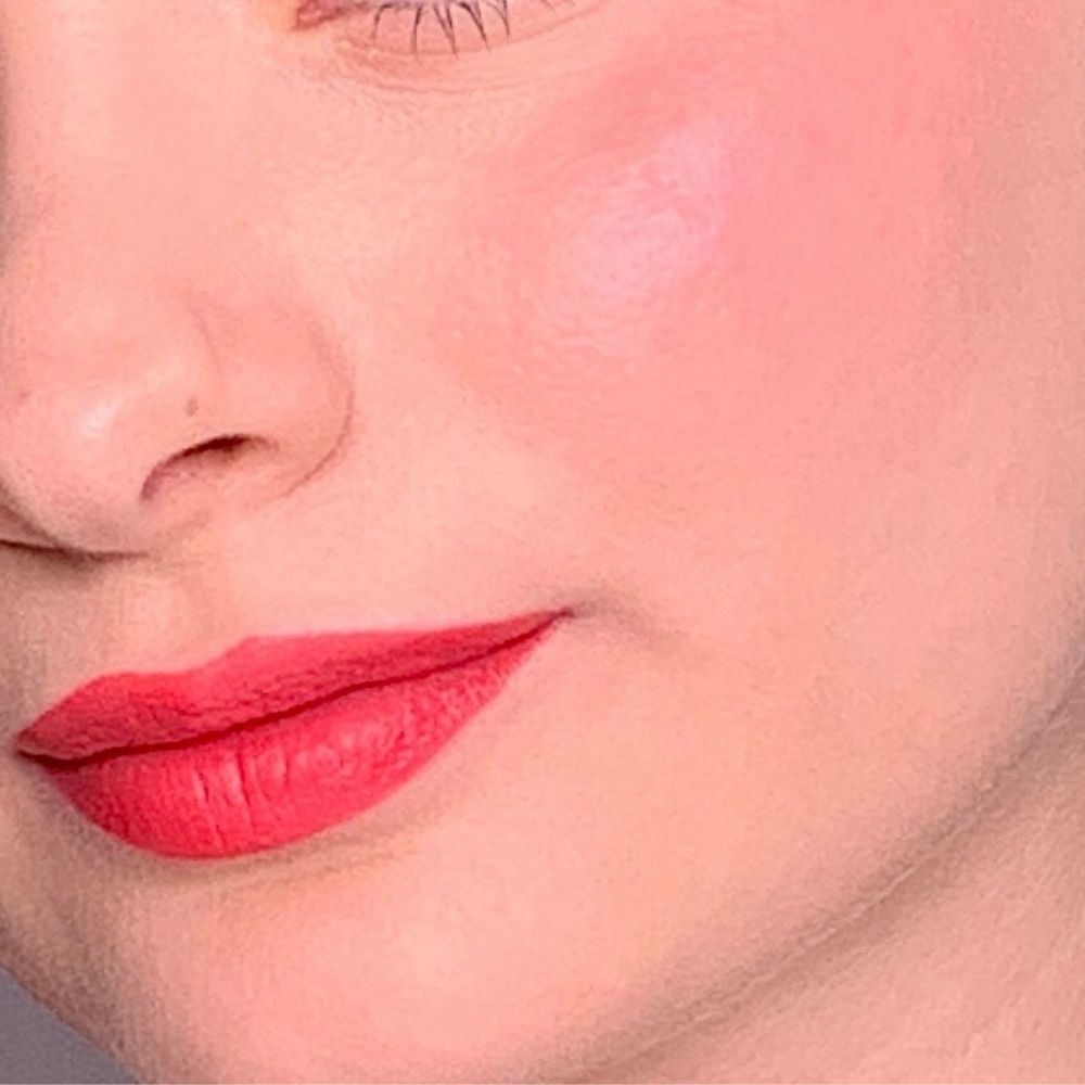 Nahaufnahme eines Gesichts mit Lippen und Wangen in Rosa. Hautton. Lippenstift aufgetragen.