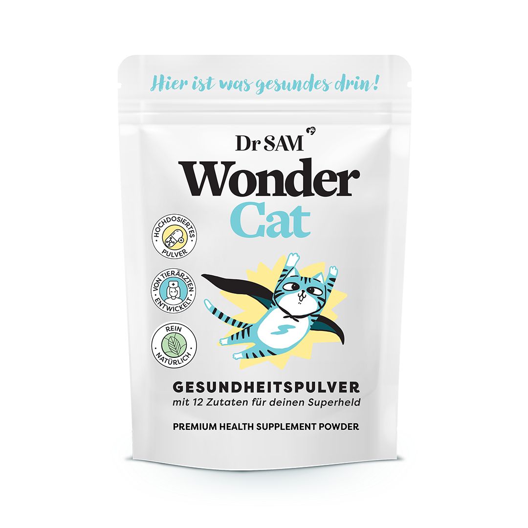 Beutel mit Dr. SAM WonderCat Pulver. Aufdruck: Wonder Cat, Gesundheits-Pulver, 12 Zutaten. Illustration einer Katze mit Umhang.