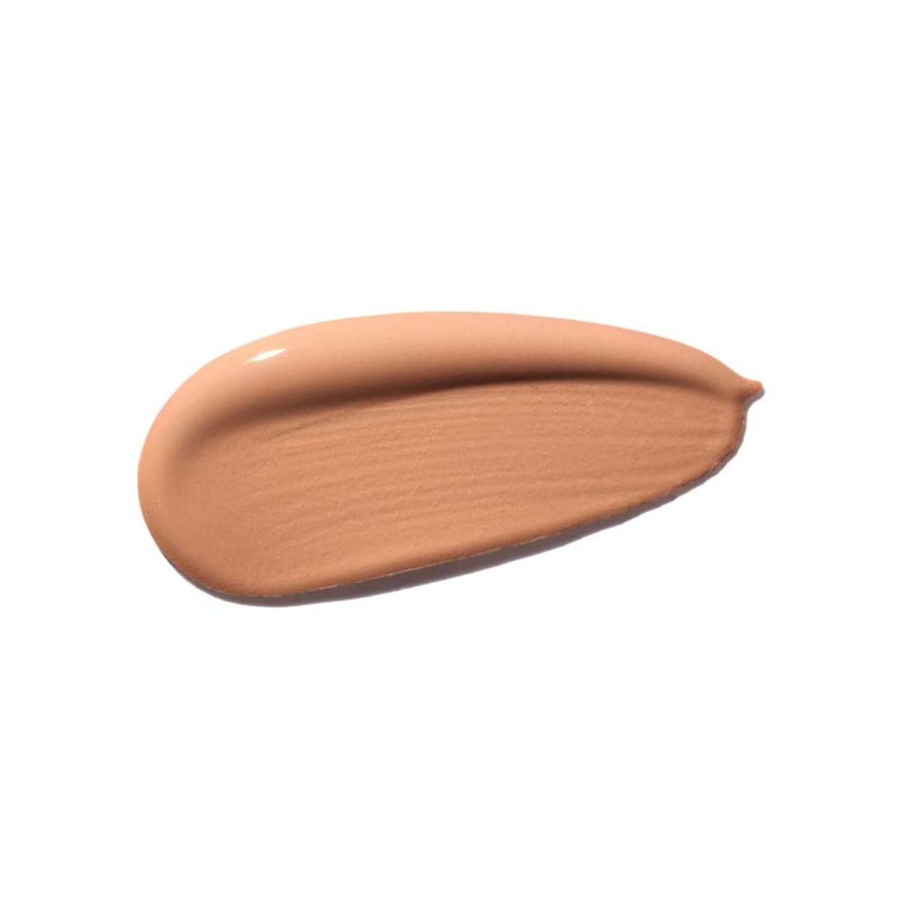 Farbprobe des Shiseido Synchro Skin Foundation. Tropfenförmige Form, helle Hautfarbe. Auf weißem Hintergrund.