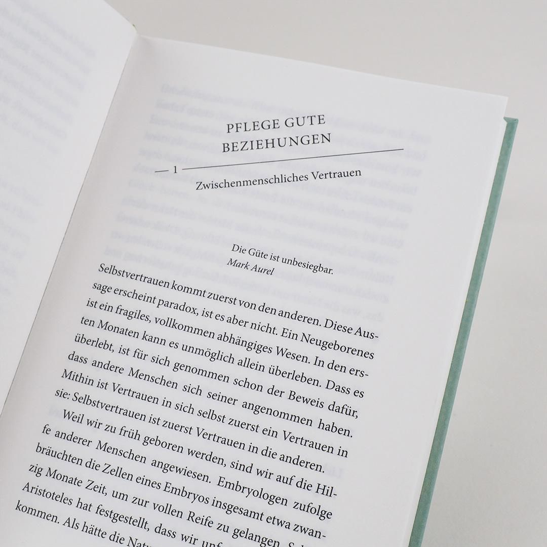 Offenes Buch mit Textseiten. Überschrift: „PFLEGE GUTE BEZIEHUNGEN“. Text in deutscher Sprache. Seite mit Seitenzahl.