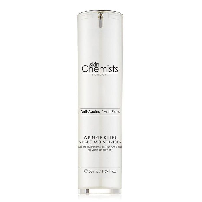 Weißer Zylinder mit Dosierpumpe. Aufschrift: skinChemists, Anti-Ageing, Wrinkle Killer Night Moisturiser. Volumen: 50 ml.