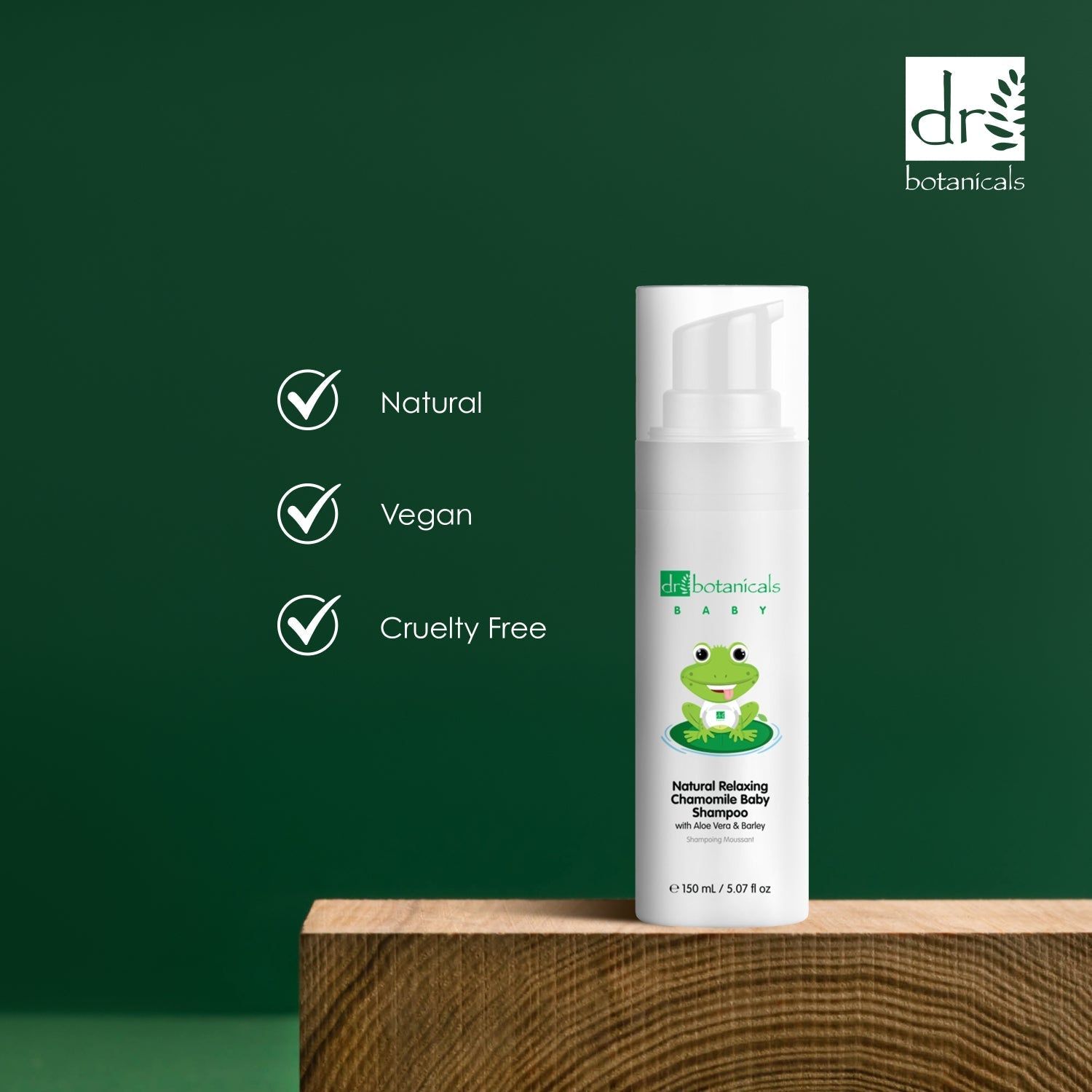 Weiße Flasche mit Pumpverschluss auf Holzblock. Text: 'Natural', 'Vegan', 'Cruelty Free'.