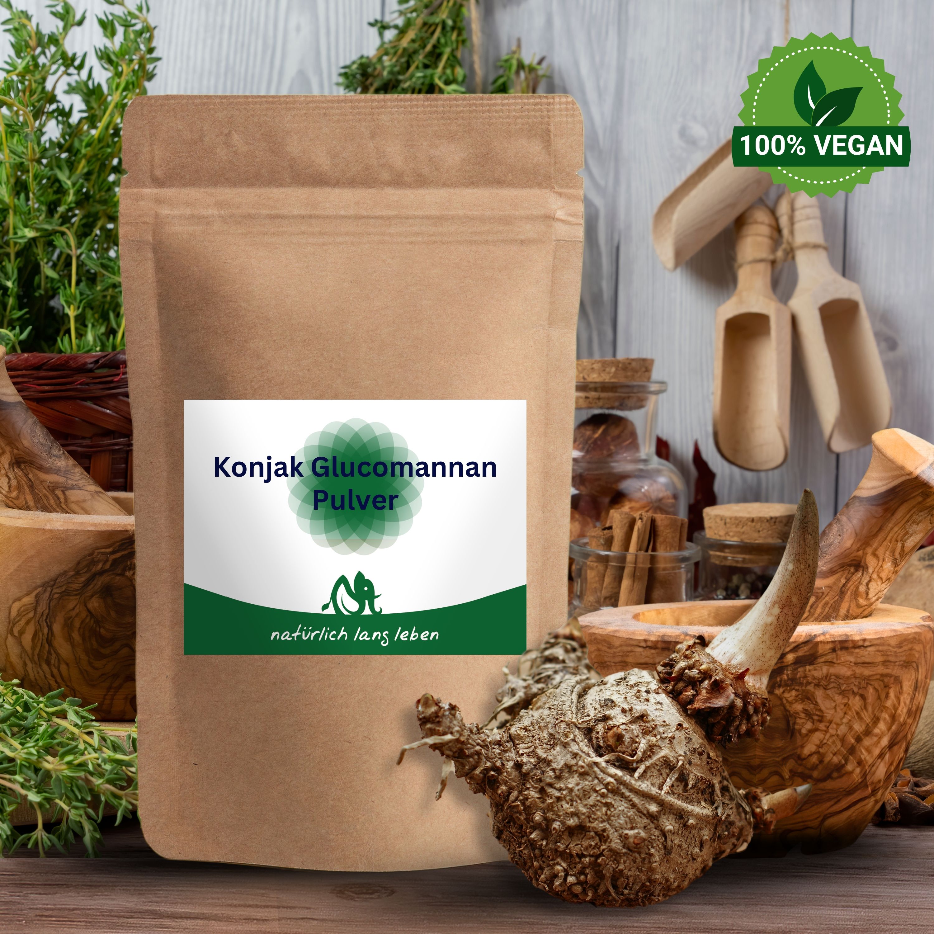 Braune Tüte mit weißem Etikett. Aufschrift: Konjak Glucomannan Pulver. Logo: grüner Kreis mit Blättern. Hintergrund: Kräuter und Wurzeln.