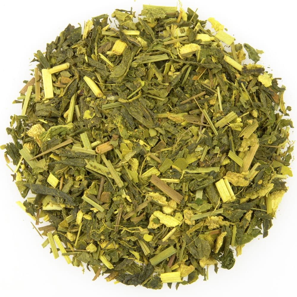 Nahaufnahme von Kräutermischung. Grüne und gelbliche Kräuter, Blätter und Stängel. Auf weißem Hintergrund.