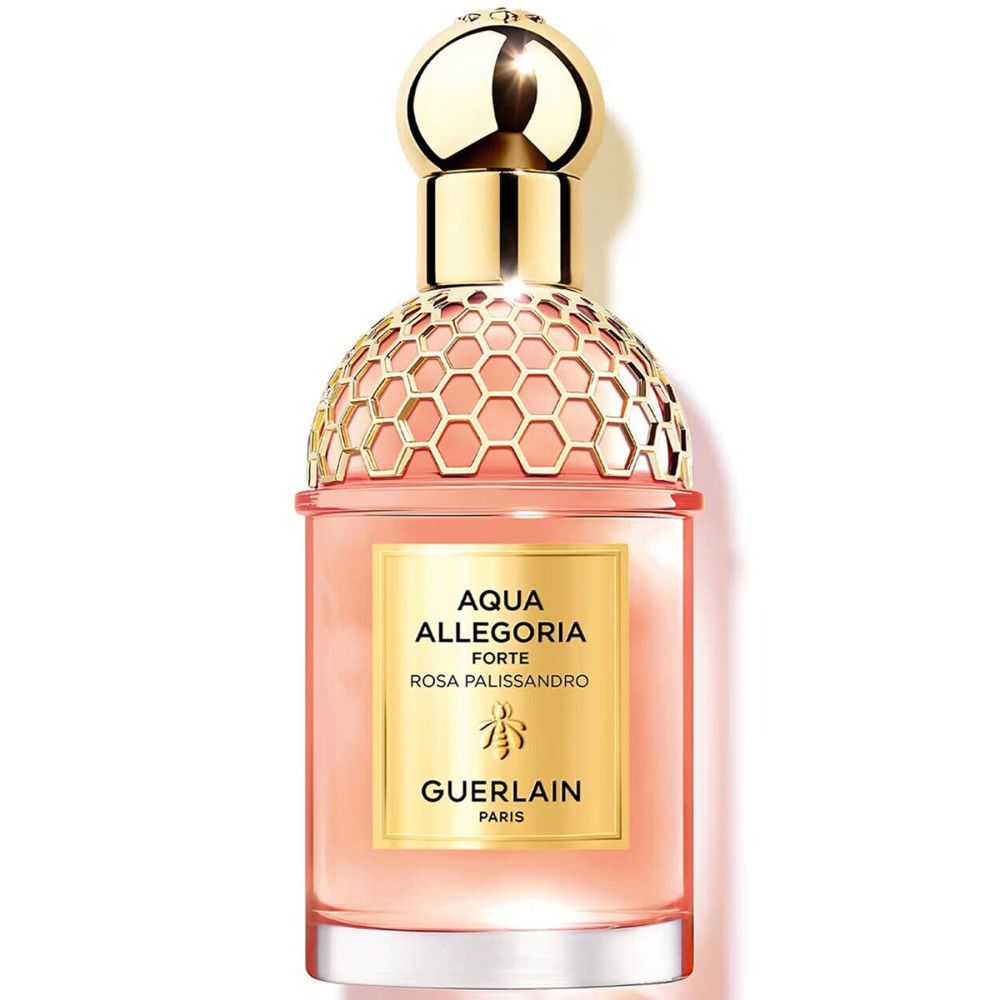 Parfümflakon mit goldfarbenem Verschluss und Honigwabenmuster. Auf dem Etikett: Aqua Allegoria Forte Rosa Palissandro, Guerlain.