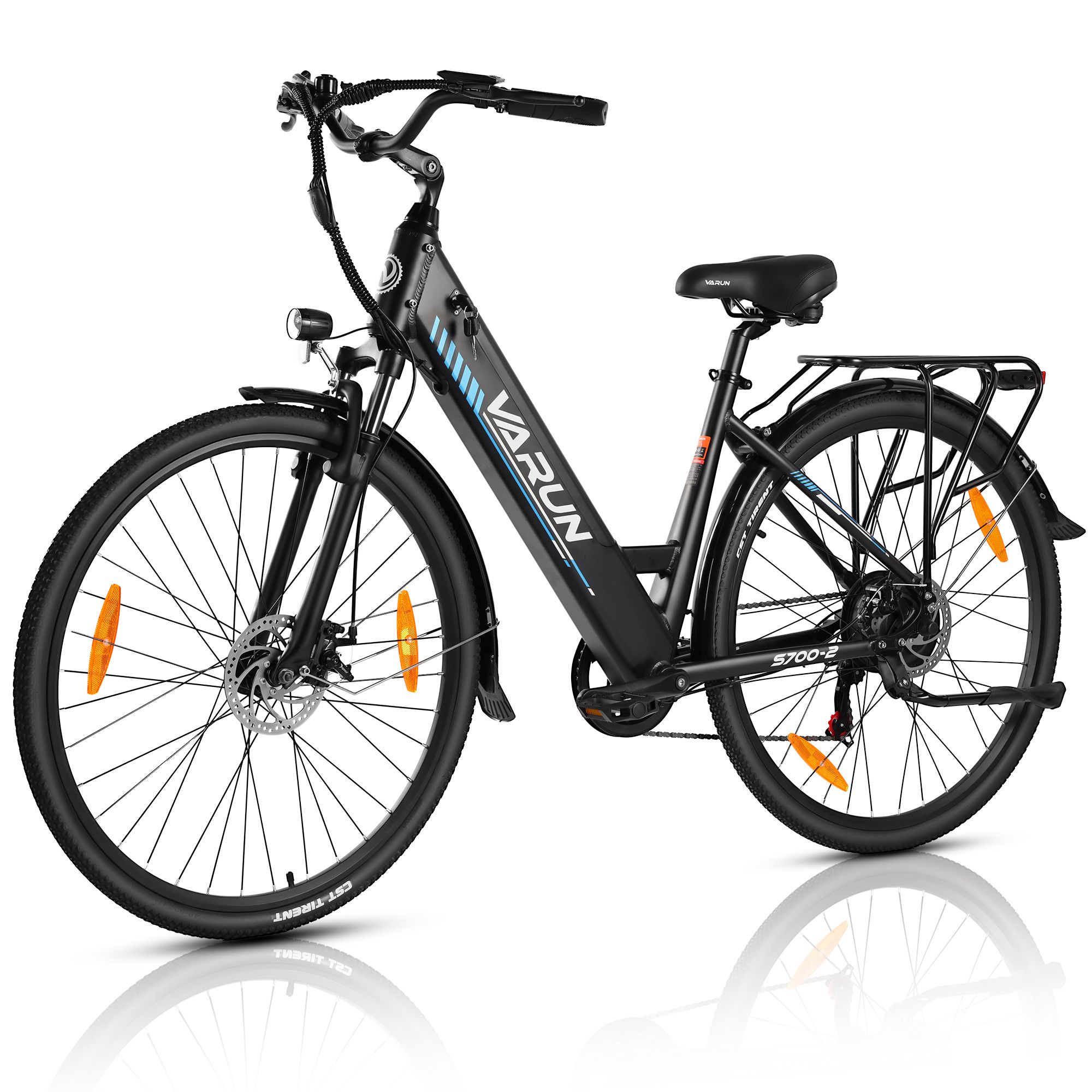 Schwarzes VARUN S700-2 City-E-Bike. Gepäckträger, Schutzbleche. Blaue Akzente am Rahmen. Orangefarbene Reflektoren. Scheibenbremsen.