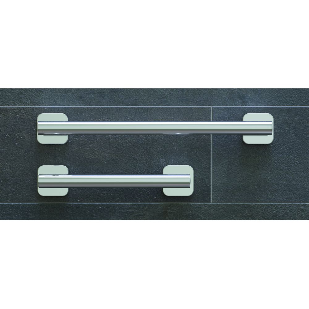 Zwei Haltegriffe aus Metall, zylindrisch, mit quadratischen Halterungen. Glänzende Oberfläche, an Wand montiert.