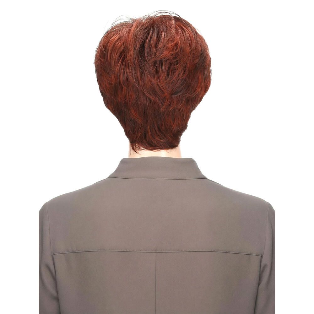 Kurzhaarperücke in Rotbraun, Rückansicht. Die Perücke bedeckt den Kopf. Die Frau trägt ein braunes Oberteil.