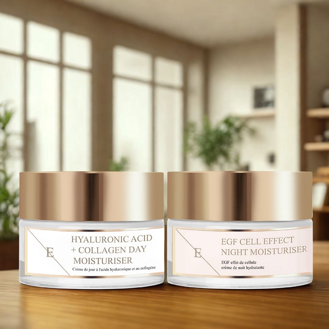 Zwei Cremetiegel mit goldenen Deckeln und Etiketten. Aufschrift: Hyaluronsäure + Kollagen Tagescreme und EGF Cell Effect Nachtcreme. Auf Tisch.