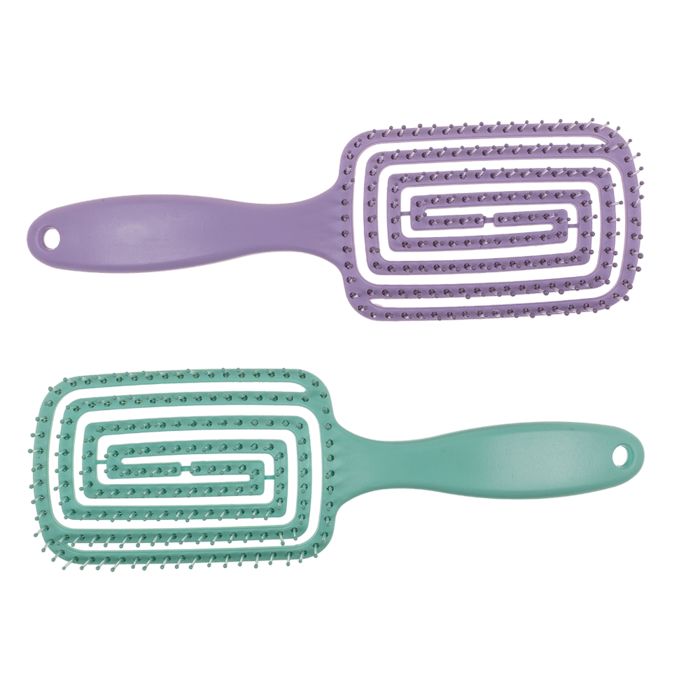 Deux brosses démêlantes flexibles, violette et verte. Tête de brosse carrée avec ouvertures en spirale et picots. Poignées.