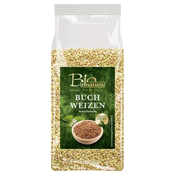 Transparente Verpackung mit Buchweizenkörnern. Aufdruck mit Logo und Schriftzug "Buch Weizen". Kleines Bild von Buchweizen in Schale.