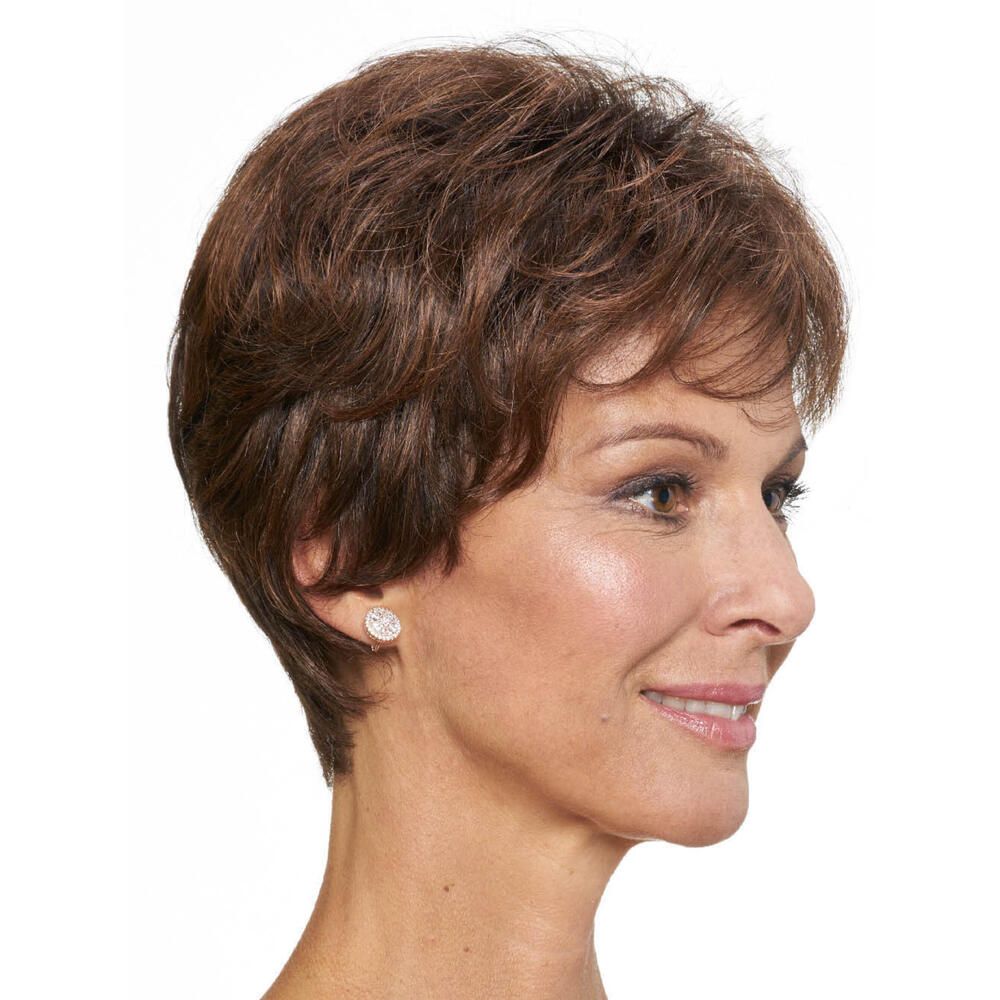 Perücke MONTREAL von DELUXE. Kurze, braune Kunsthaarperücke. Seitenansicht einer Frau mit Perücke.