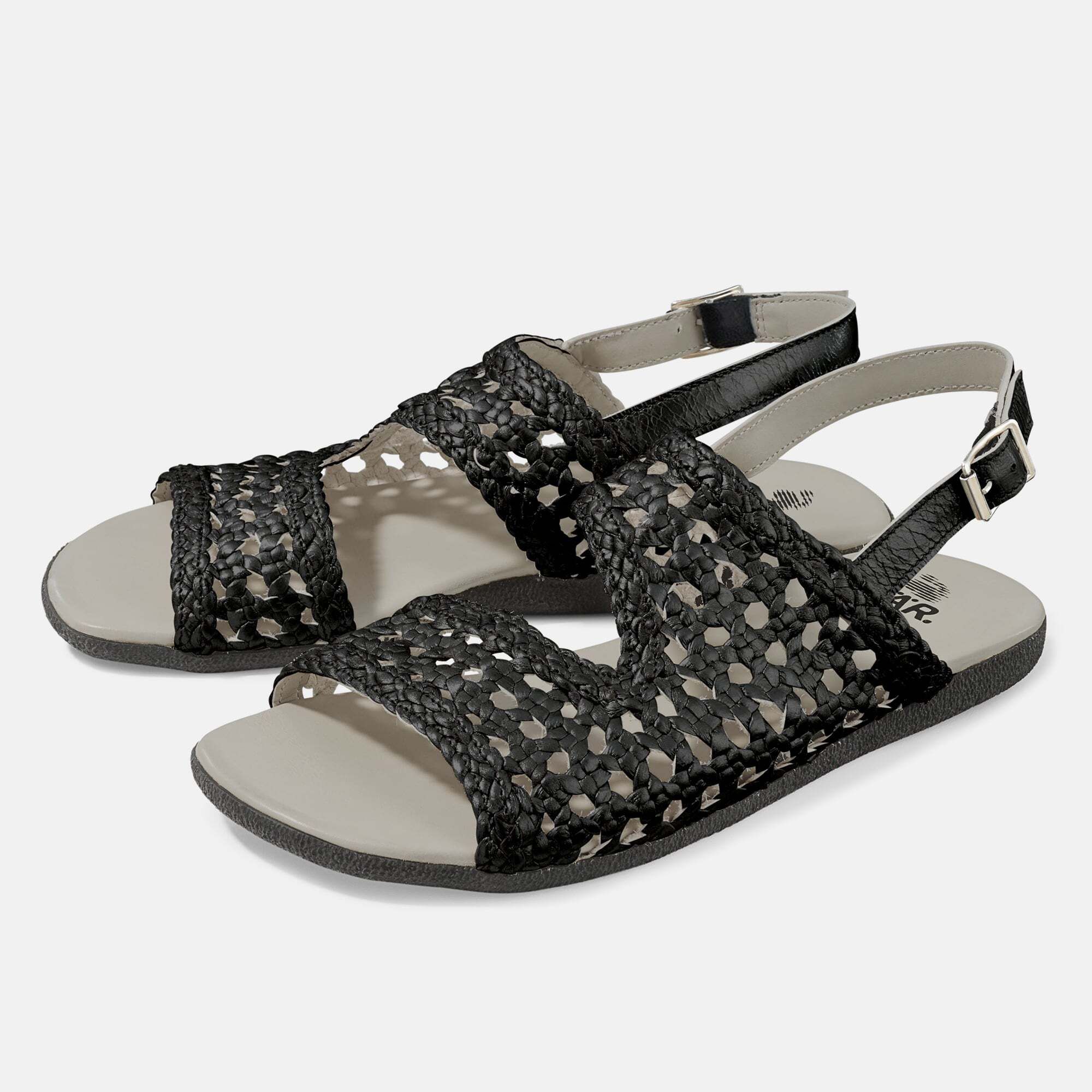 Schwarze Sandalen mit geflochtenem Obermaterial, Riemen mit Schnalle. Graue Sohle. Marke BÄR.