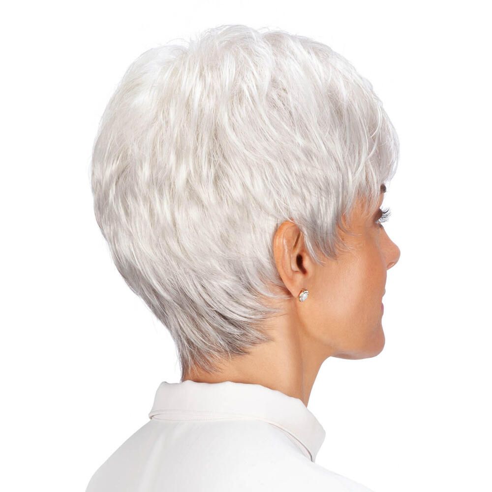 Kurzhaarperücke, graues Haar, Seitenansicht einer Frau. Sie trägt eine weiße Bluse. Ohrring.