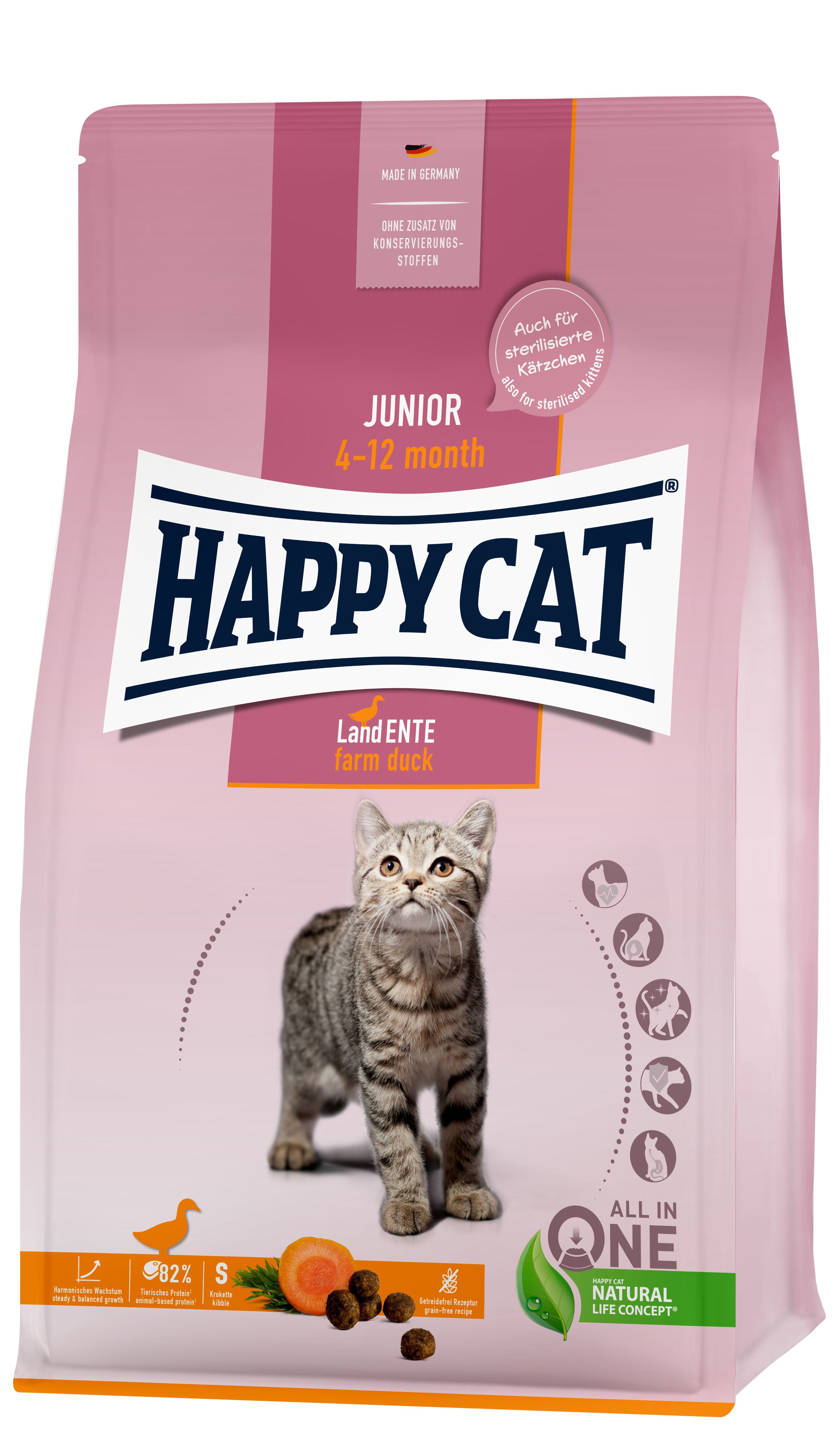 Rosa Verpackung mit Happy Cat Junior Katzenfutter. Ein Kätzchen steht vor der Verpackung. Text: Land Ente, 4-12 Monate, All in One.