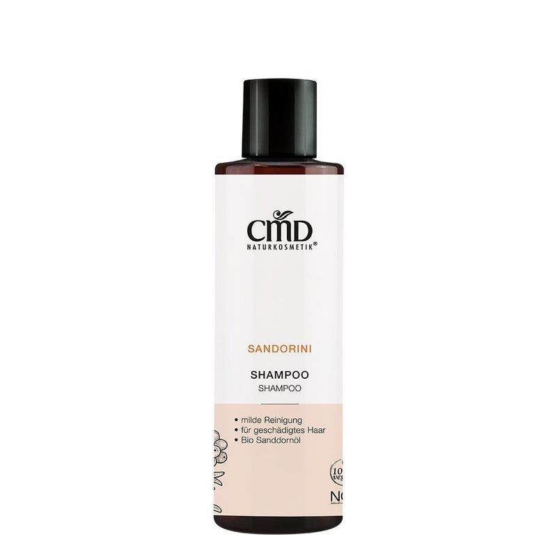 Flasche mit Shampoo. Weißes Etikett mit CMD-Logo, Produktname Sandorini und Shampoo-Bezeichnung. Schwarzer Deckel.