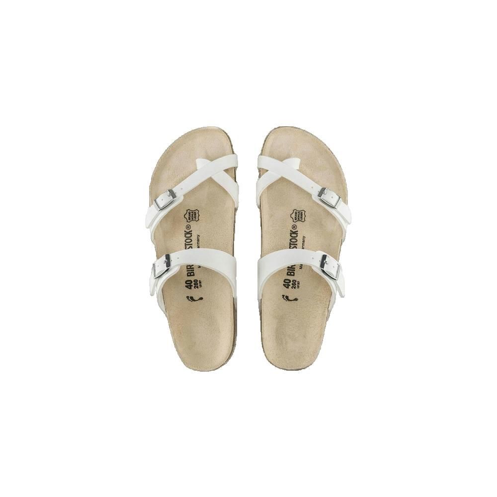 Due sandali Birkenstock bianchi, pelle, plantare in sughero, fibbie regolabili.