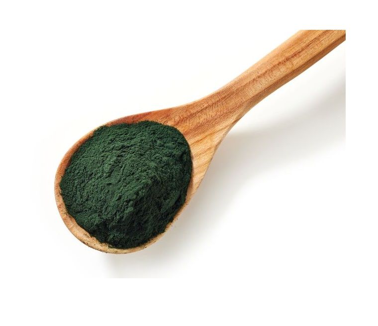 Holzlöffel mit grüner Spirulinapulver. Der Löffel ist leicht schräg gehalten.