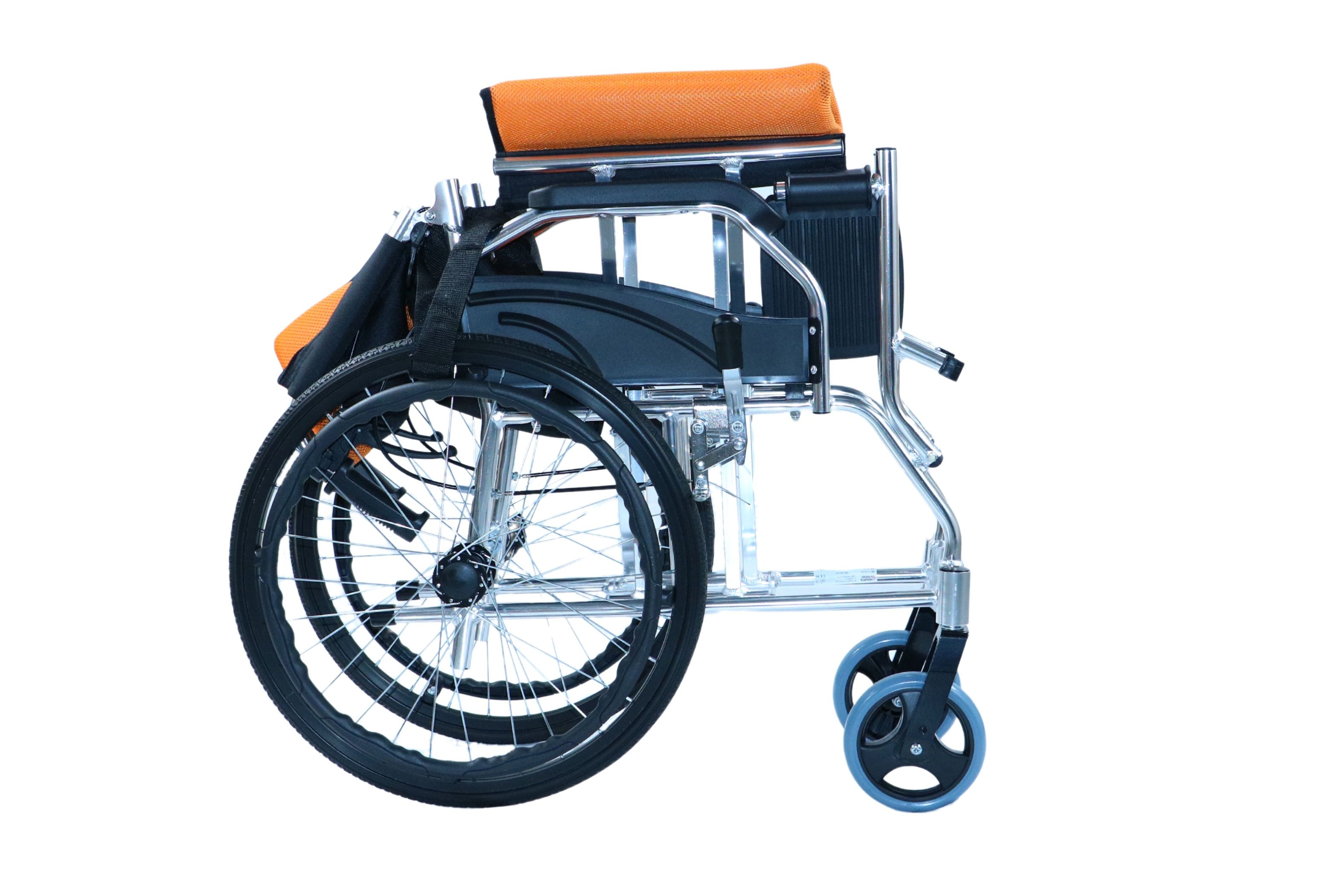 Gefalteter Rollstuhl mit orangefarbener Sitzfläche und Rückenlehne. Seitenansicht, Räder sichtbar.