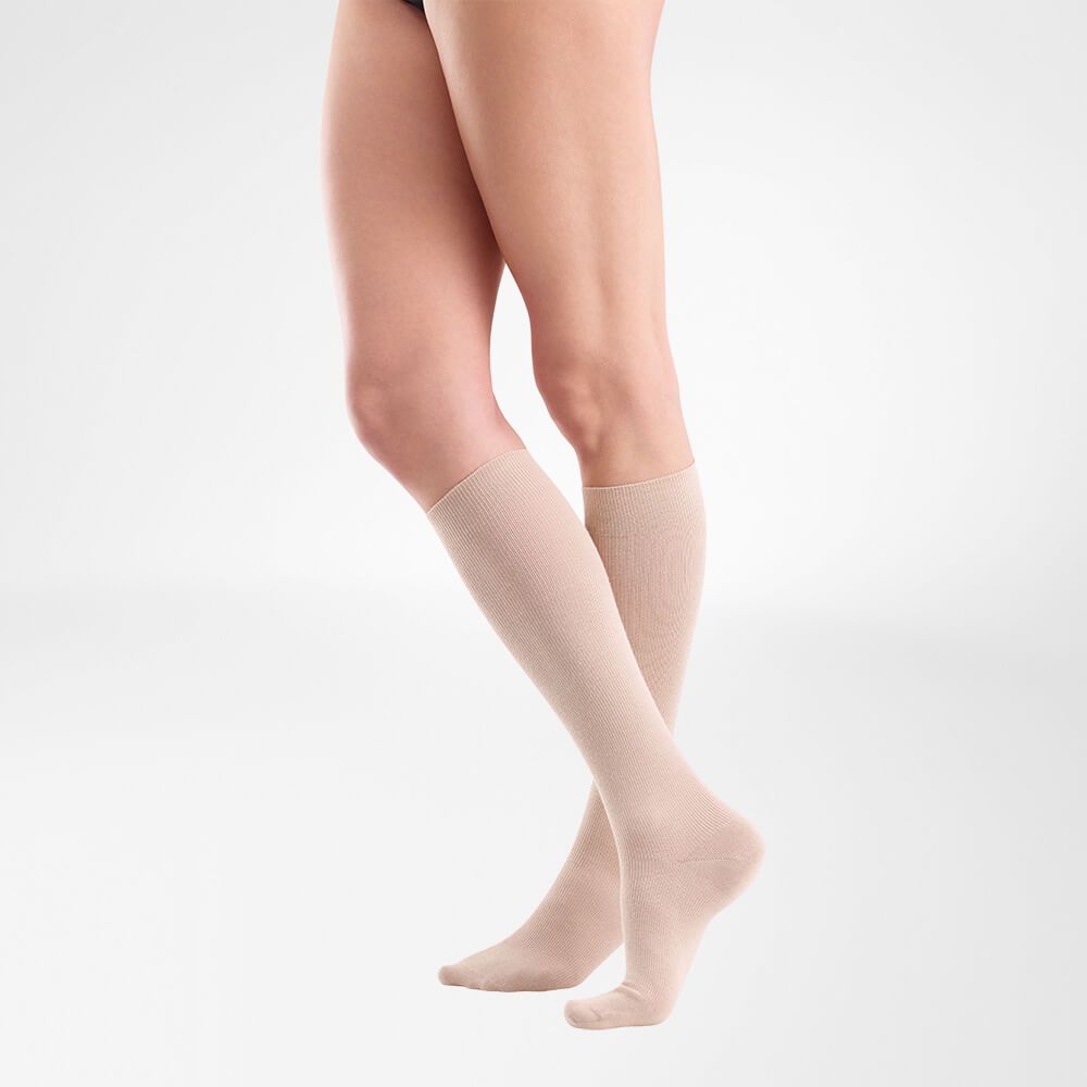 Kniestrümpfe, beige. Baumwolle. Kompressionsstrümpfe für Männer. Seitliche Ansicht, Beine.