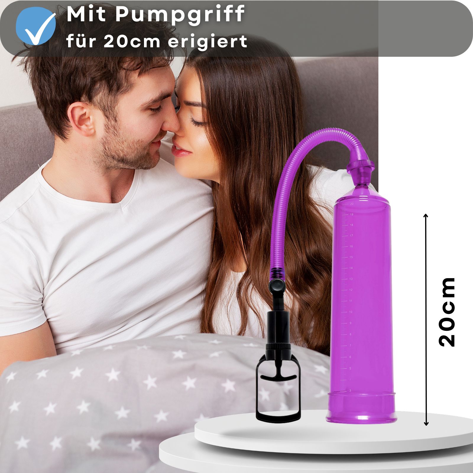 Lila Penis-Pumpe mit Pumpgriff und Schlauch. Paar im Bett. Text: 20cm, mit Pumpgriff.