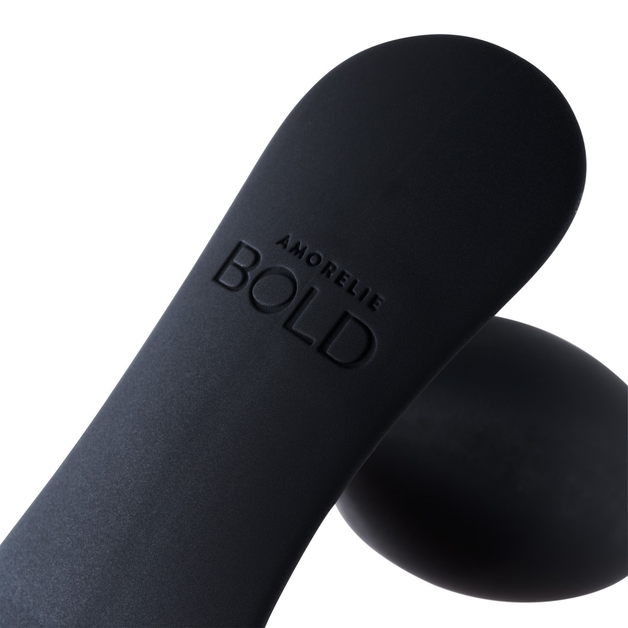 Nahaufnahme eines schwarzen Analplugs. Geprägt: AMORELIE BOLD.