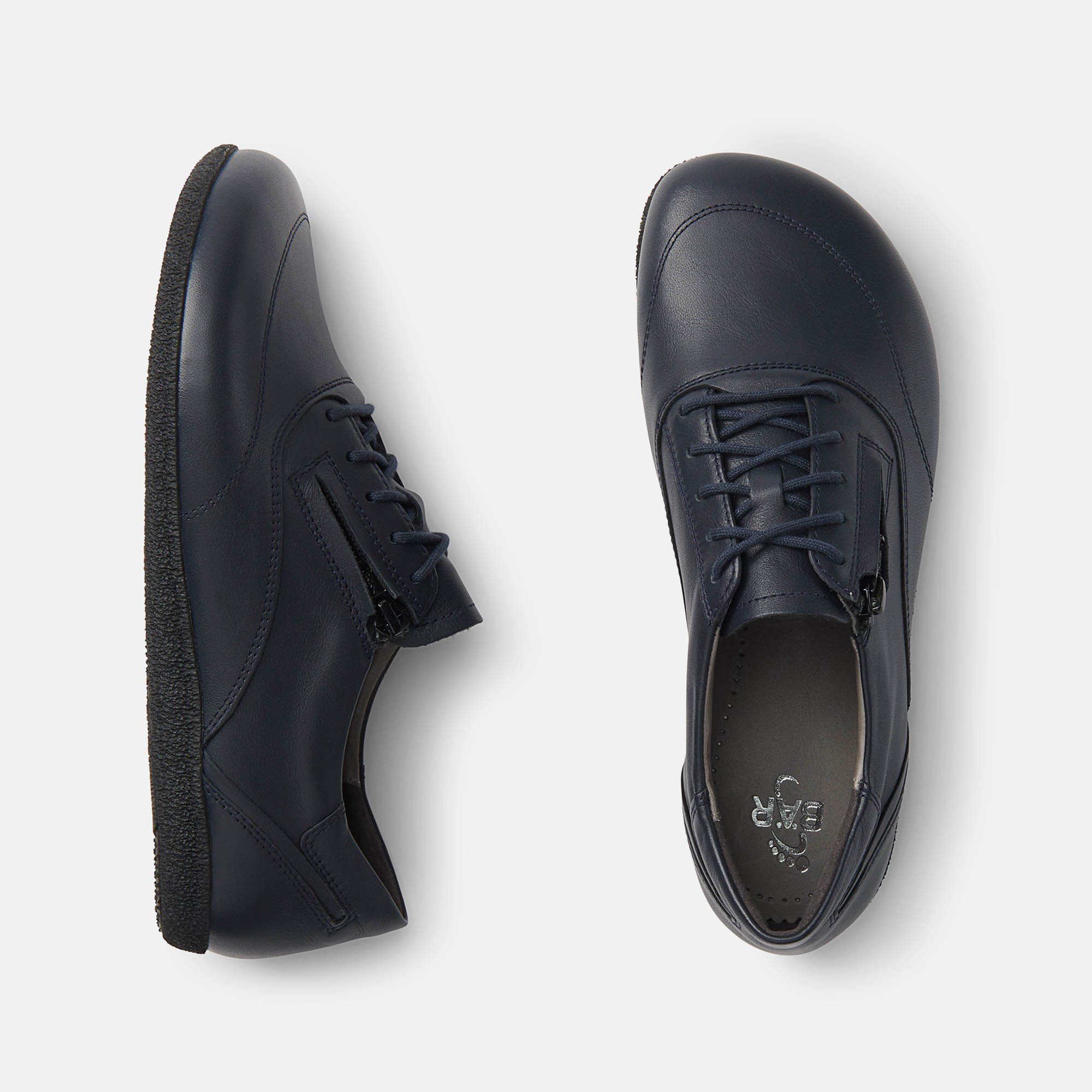 Draufsicht auf zwei blaue Lederschnürschuhe mit Reißverschluss. Breite Passform. Schwarze Sohle.