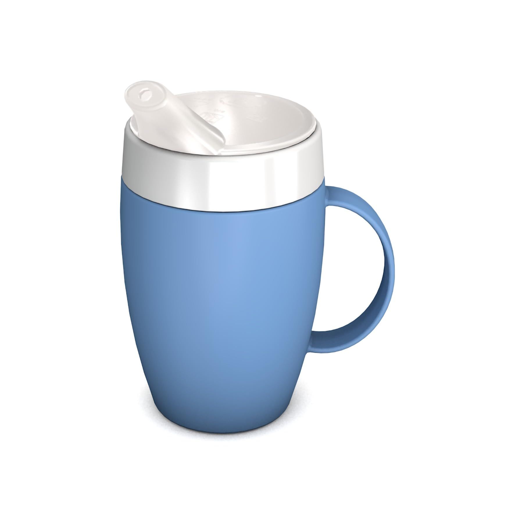 Blauer Becher mit weißem Deckel und Trinkaufsatz. Kleiner Henkel. Auf weißem Hintergrund.