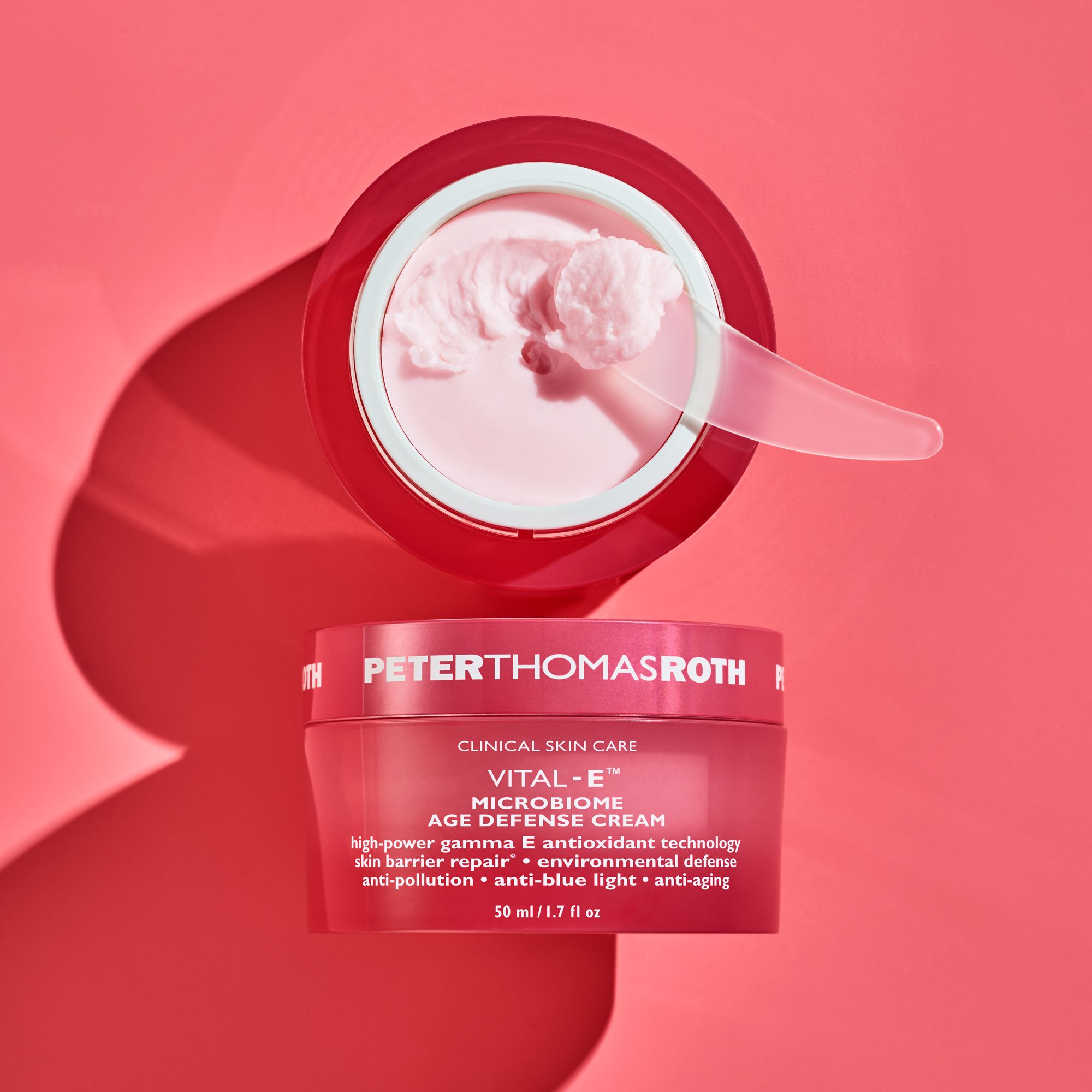 Geöffnete rosa Creme-Dose mit Creme und Spatel. Aufschrift: Peter Thomas Roth, Vital-E Microbiome Age Defense Cream.