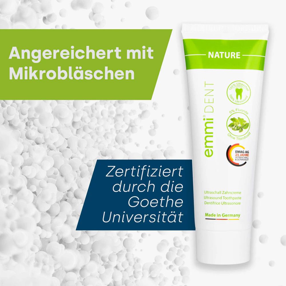 Zahnpasta-Tube mit grünen Akzenten. Text: emmi-dent, Nature, 0% Fluorid, ohne Titandioxid. Zertifiziert von Goethe-Universität.