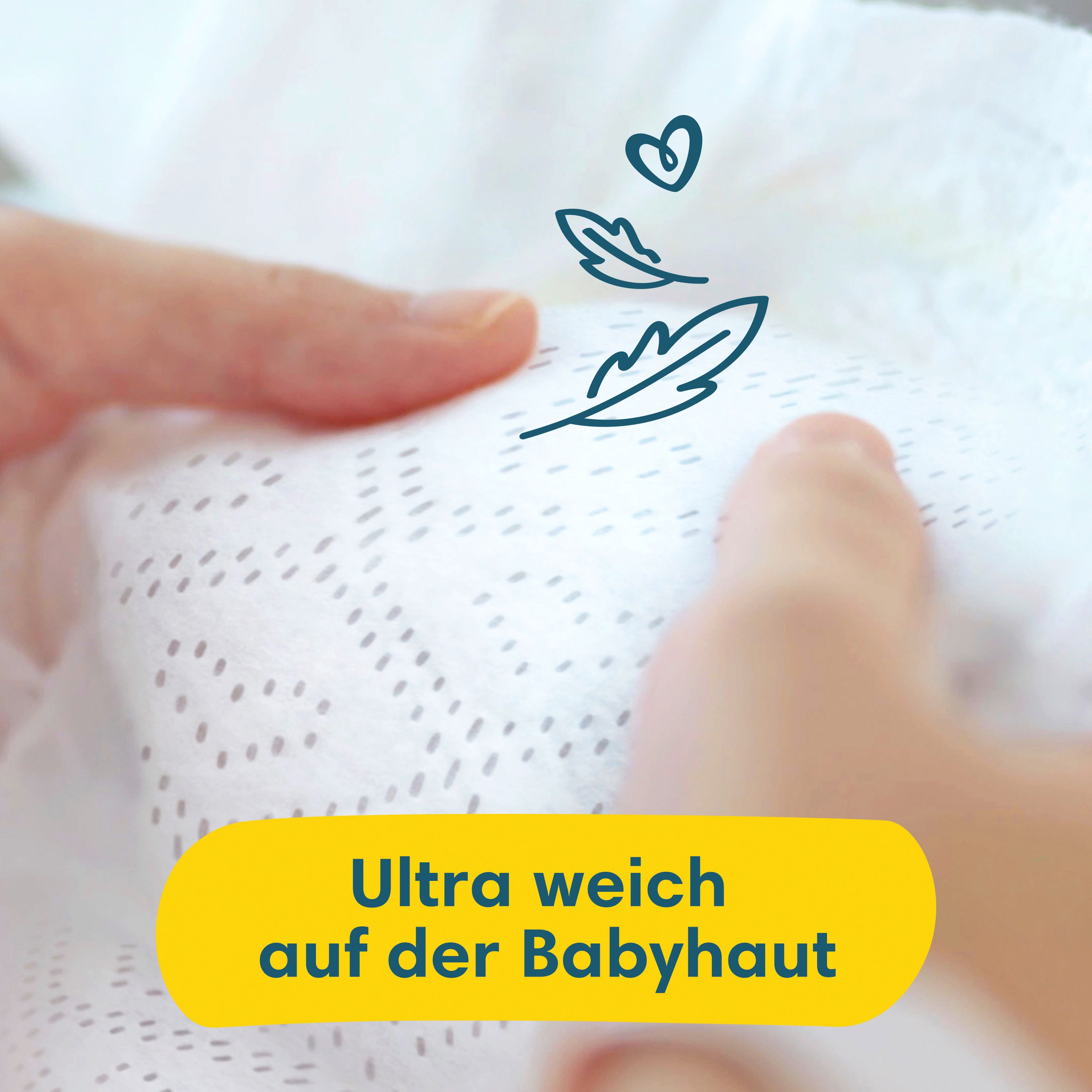 Nahaufnahme einer weißen Windel. Text: "Ultra weich auf der Babyhaut". Illustration von Federn und Herzchen.