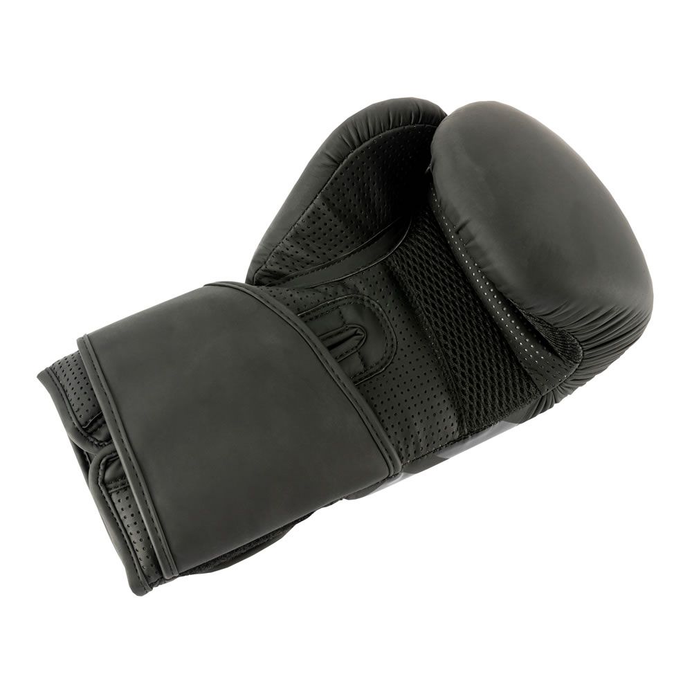 Schwarzer Boxhandschuh, diagonale Ansicht. Der Handschuh hat eine Mesh-Oberfläche und einen Klettverschluss.