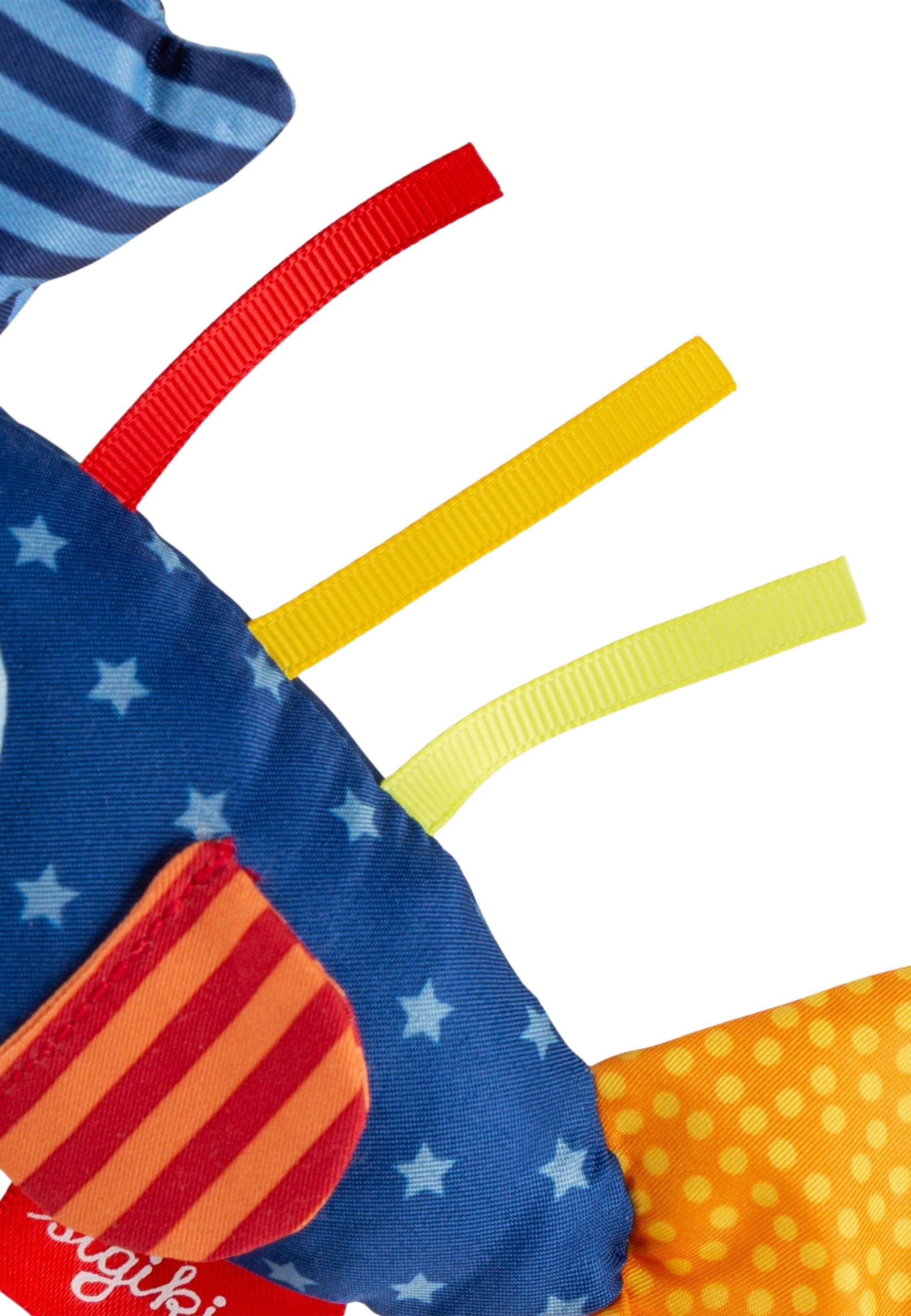 Detailansicht der Aktiv-Spielfigur. Blaue Stoff mit Sternen, orangefarbene und rote Details. Marke: Sigikid.