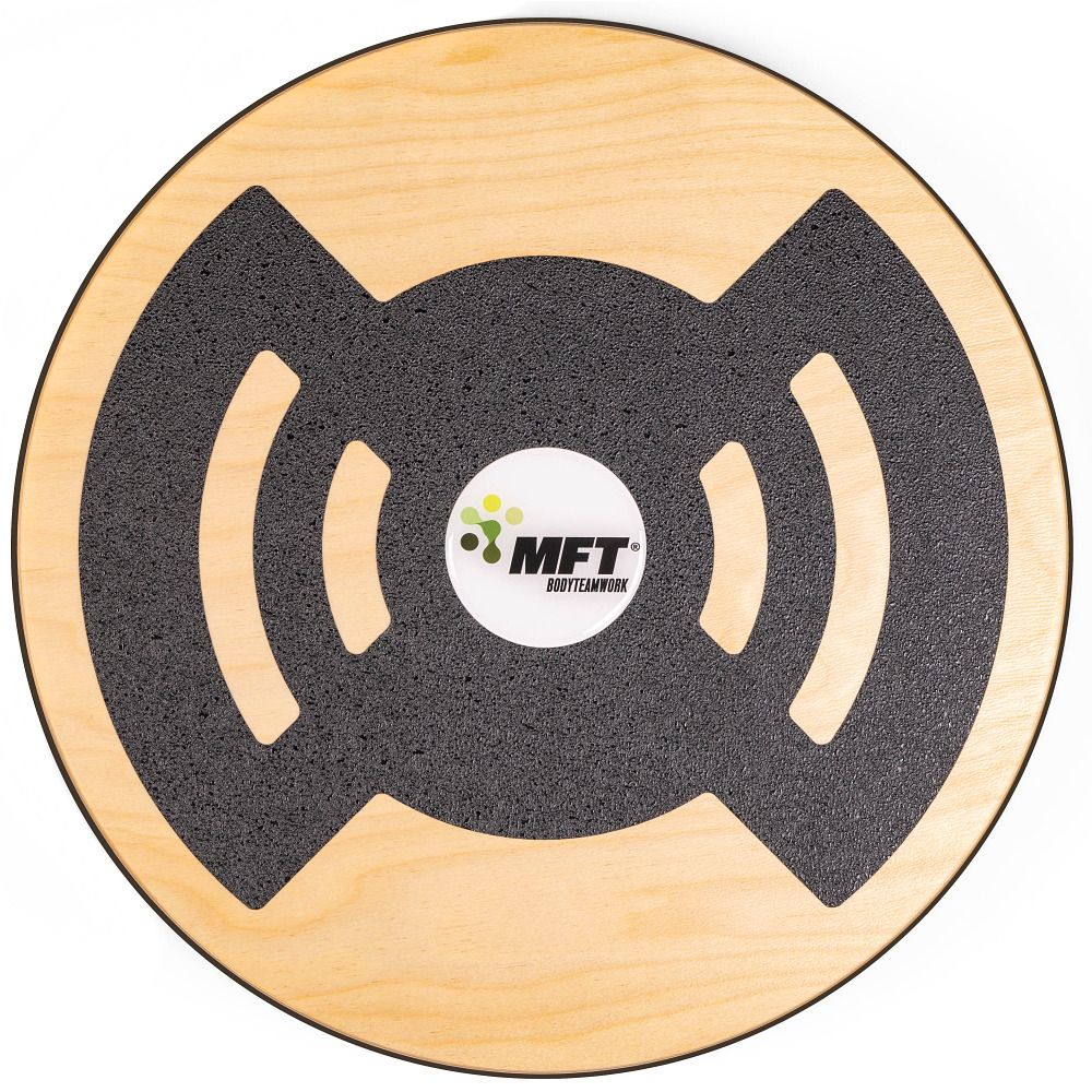Runde Balance-Disc mit Holzoptik und schwarzer, strukturierter Oberfläche. MFT-Logo mittig.