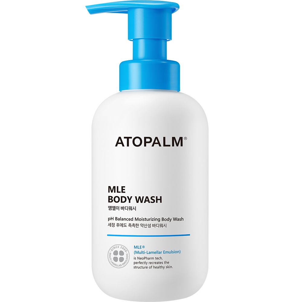 Weiße Flasche mit blauem Pumpkopf. Aufschrift: ATOPALM MLE BODY WASH. pH-ausgeglichene, feuchtigkeitsspendende Körperwäsche.