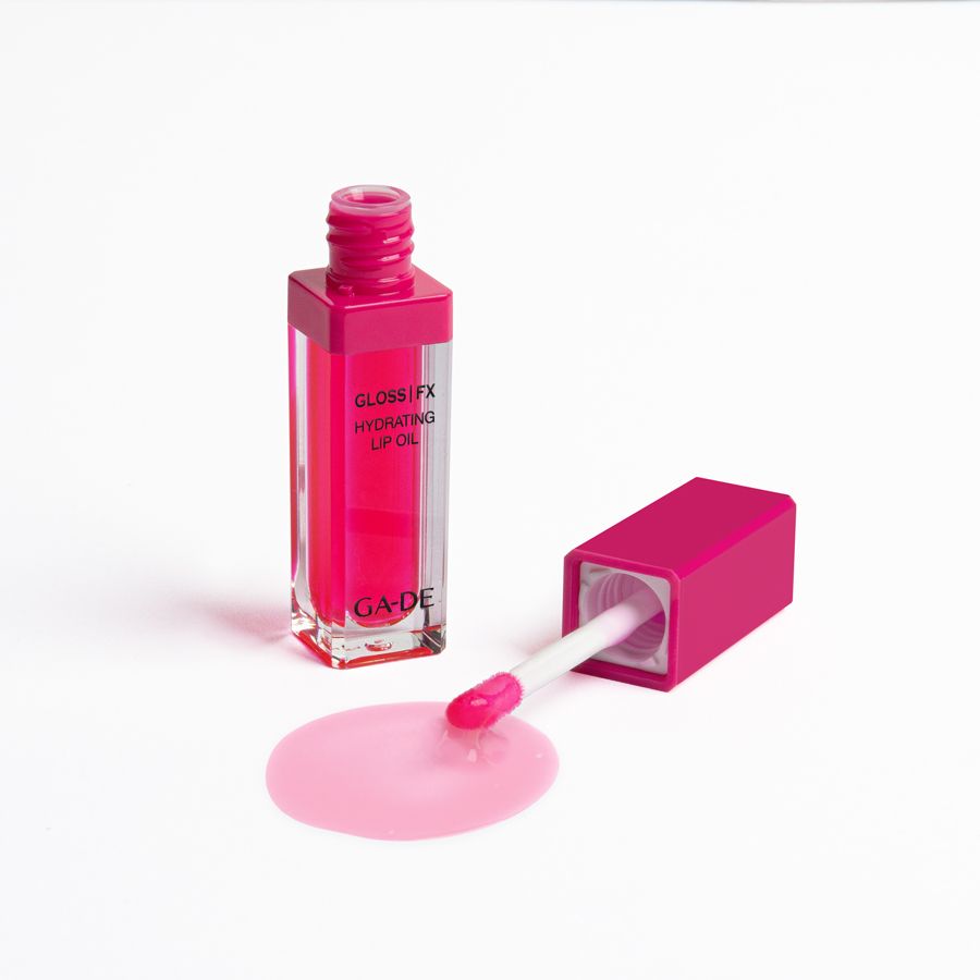 Ga-De Hydrating Lip Oil. Geöffnete Flasche mit pinkem Inhalt und Applikator. Schriftzug "GLOSS FX HYDRATING LIP OIL" und "GA-DE".