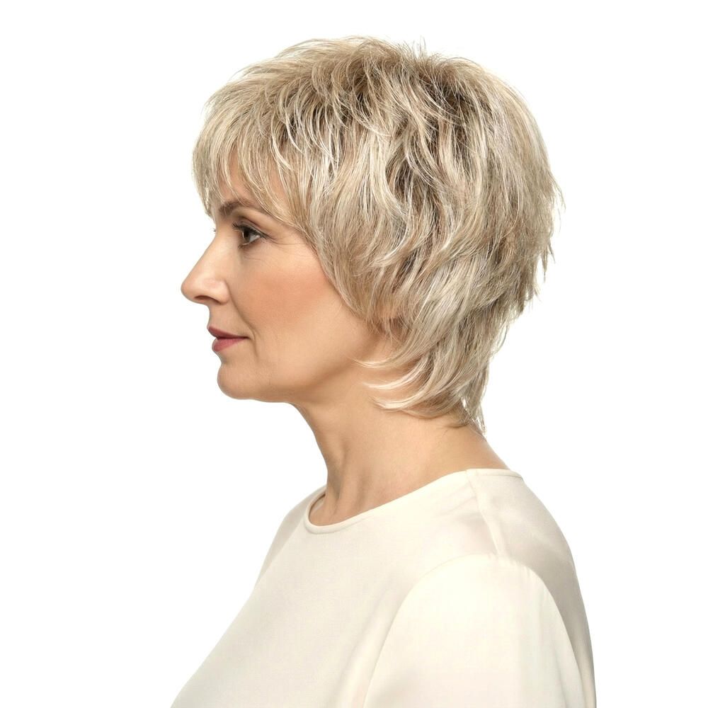 Perücke SALZBURG Plus, blondiertes Kunsthaar. Seitenansicht einer Frau mit Kurzhaarfrisur. Helle Haut.