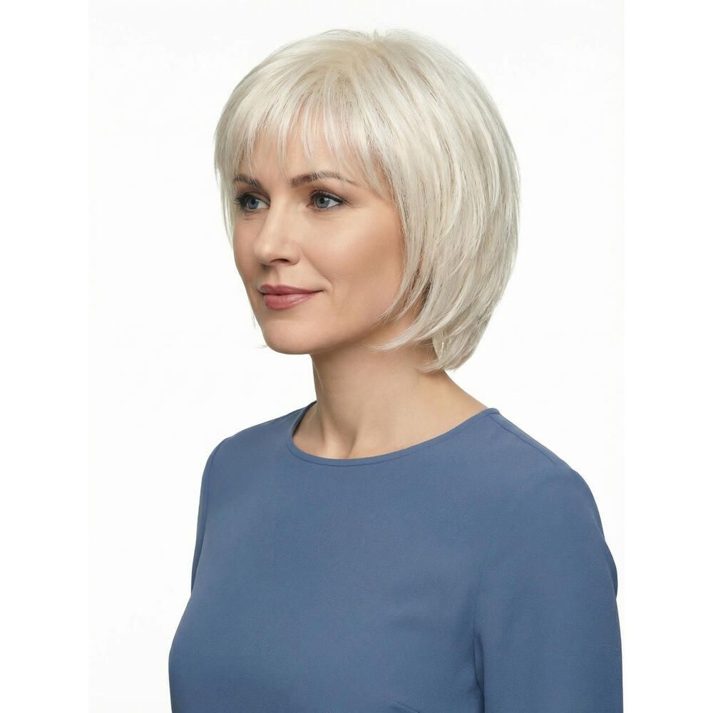 Kurzhaarperücke, hellblond. Frau mit blauem Oberteil. Seitenansicht.