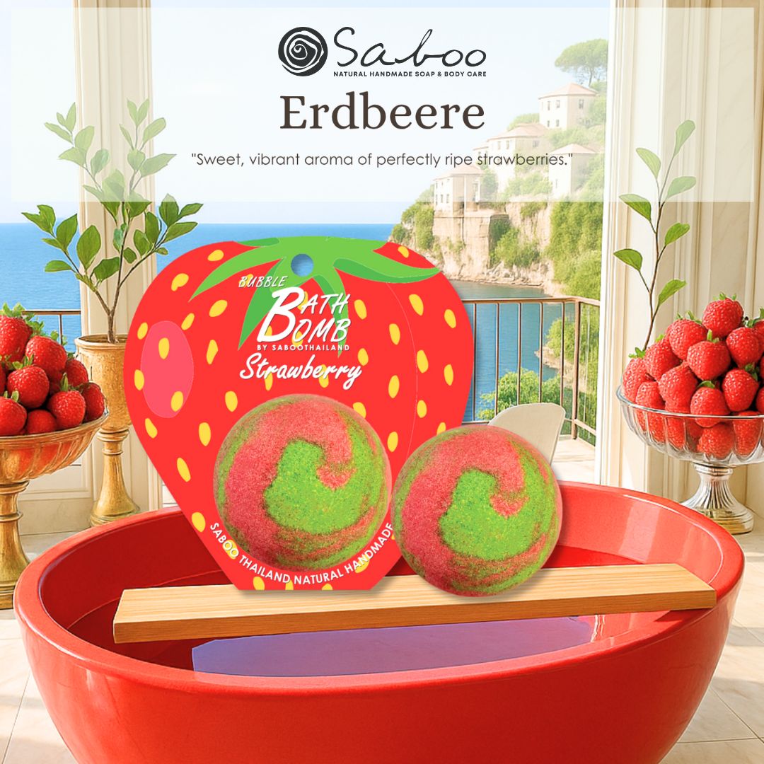 Zwei Erdbeer-Badewannenbomben in roter Badewanne. Text: Erdbeere. Text: SABOO Thailand Natural Handmade. Badewanne aus Holz.