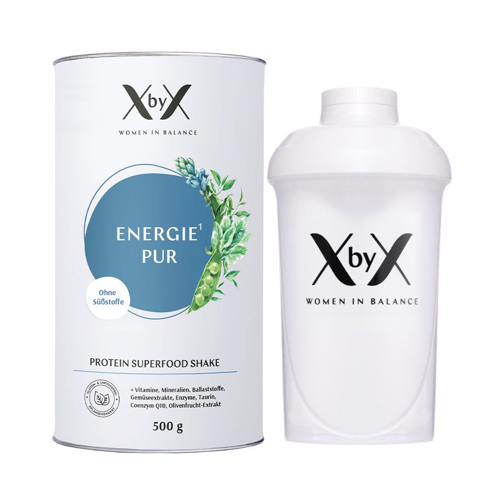 Zylinderdose mit Produktaufdruck und Shaker. Aufschrift: Energie Pur, Protein Superfood Shake. Shaker mit XbyX Logo.