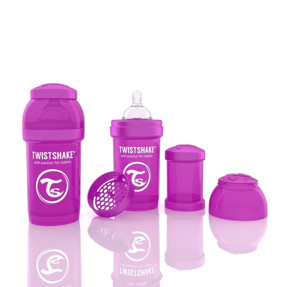 Verschiedene Teile einer Babyflasche in Lila. Sichtbar sind Flaschen, Deckel, ein Sieb und ein Behälter. Der Schriftzug TWISTSHAKE ist zu sehen.