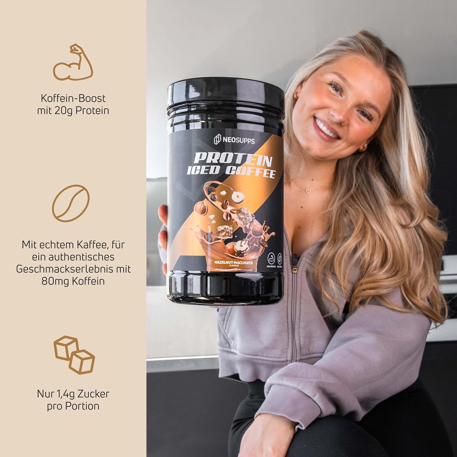 Schwarze Dose mit Protein Iced Coffee. Blonde Frau hält die Dose. Text: Koffein-Boost, 20g Protein, echter Kaffee, 1,4g Zucker.