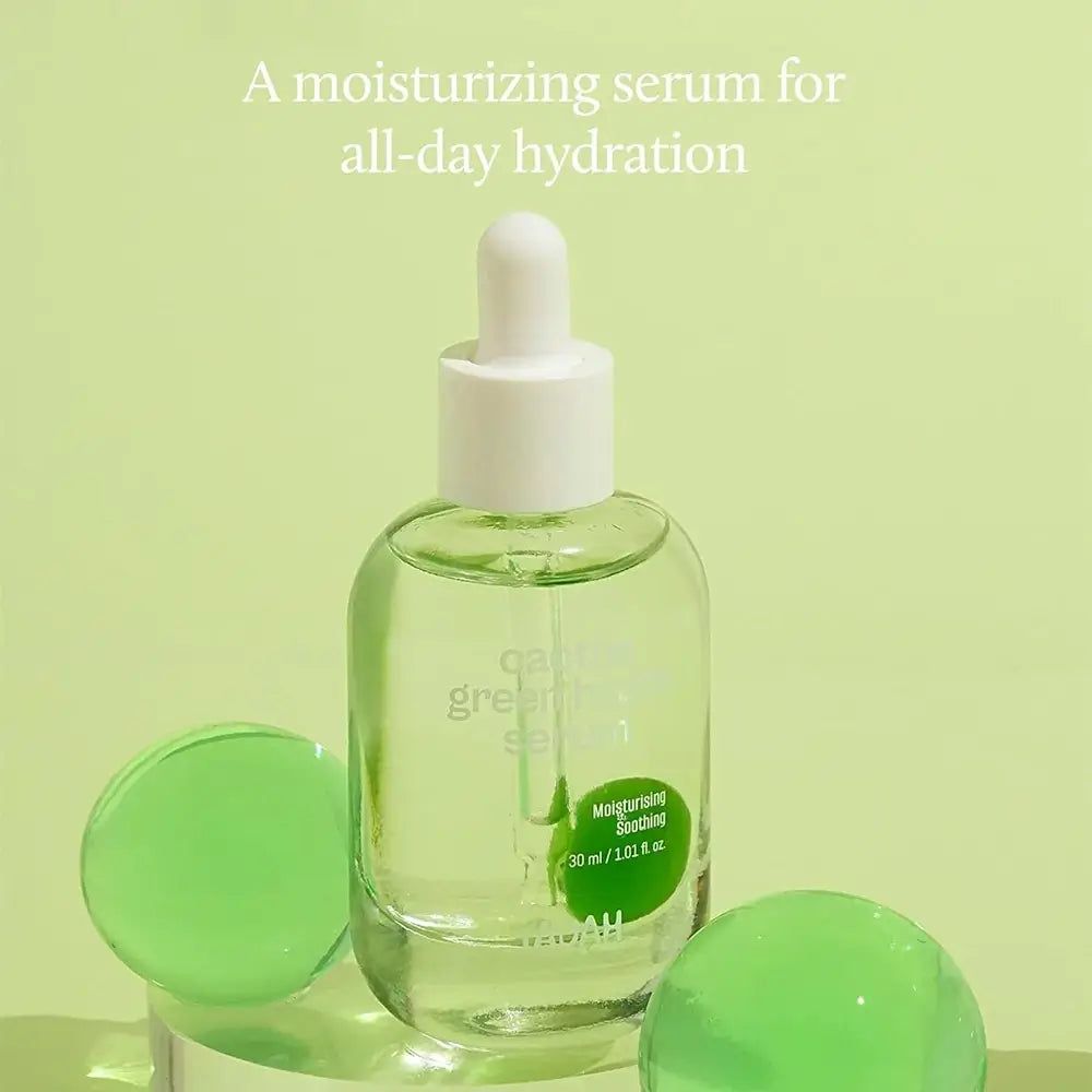 Klare Glasflasche mit Pipettenverschluss, gefüllt mit grünem Serum. Etikett mit 'oak green serum' und '30 ml / 1.01 fl. oz.'