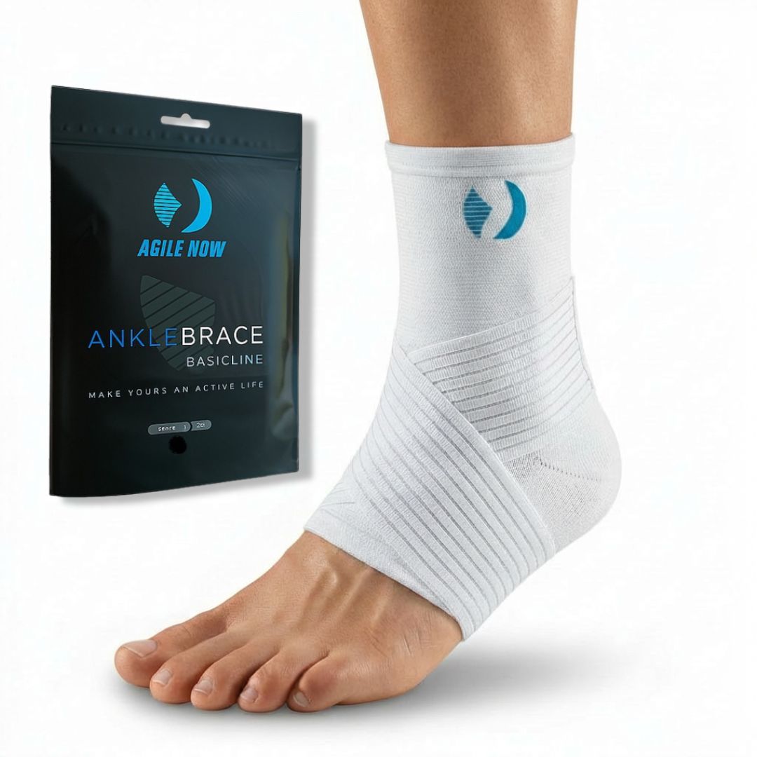 Weisse Sprunggelenkbandage und Verpackung. Produktname: AGILE NOW ANKLE BRACE BASICLINE. Schwarze Verpackung.