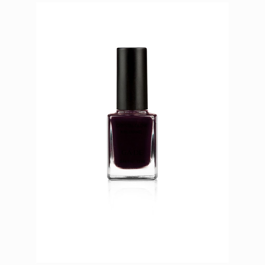 Nagellackflasche mit schwarzem Deckel. Der Lack ist dunkelviolett. Klare, quadratische Glasflasche.