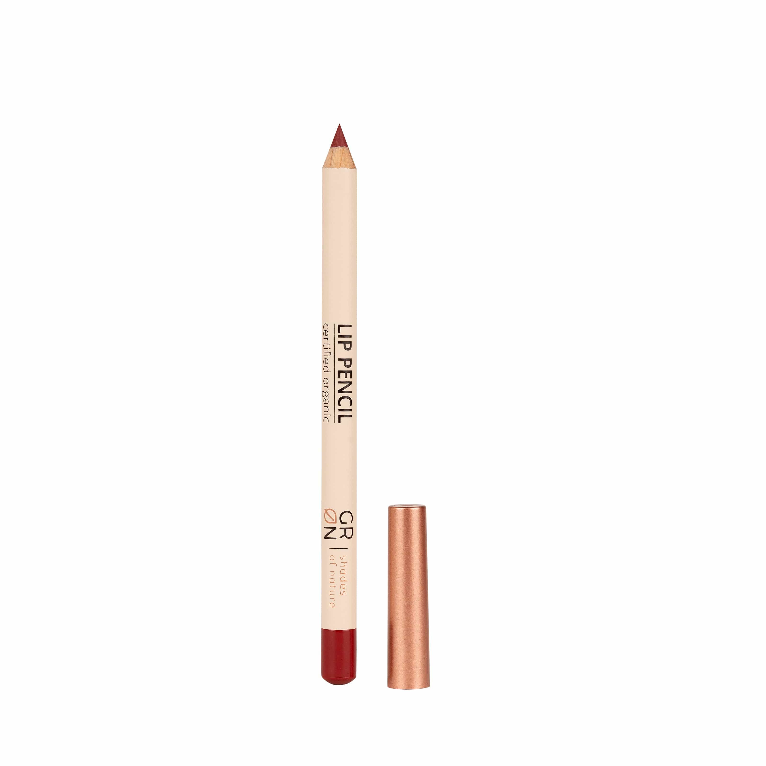 Lippenstiftstift mit roter Mine und kupferfarbener Kappe. Aufschrift: LIP PENCIL, GRN, certified organic.