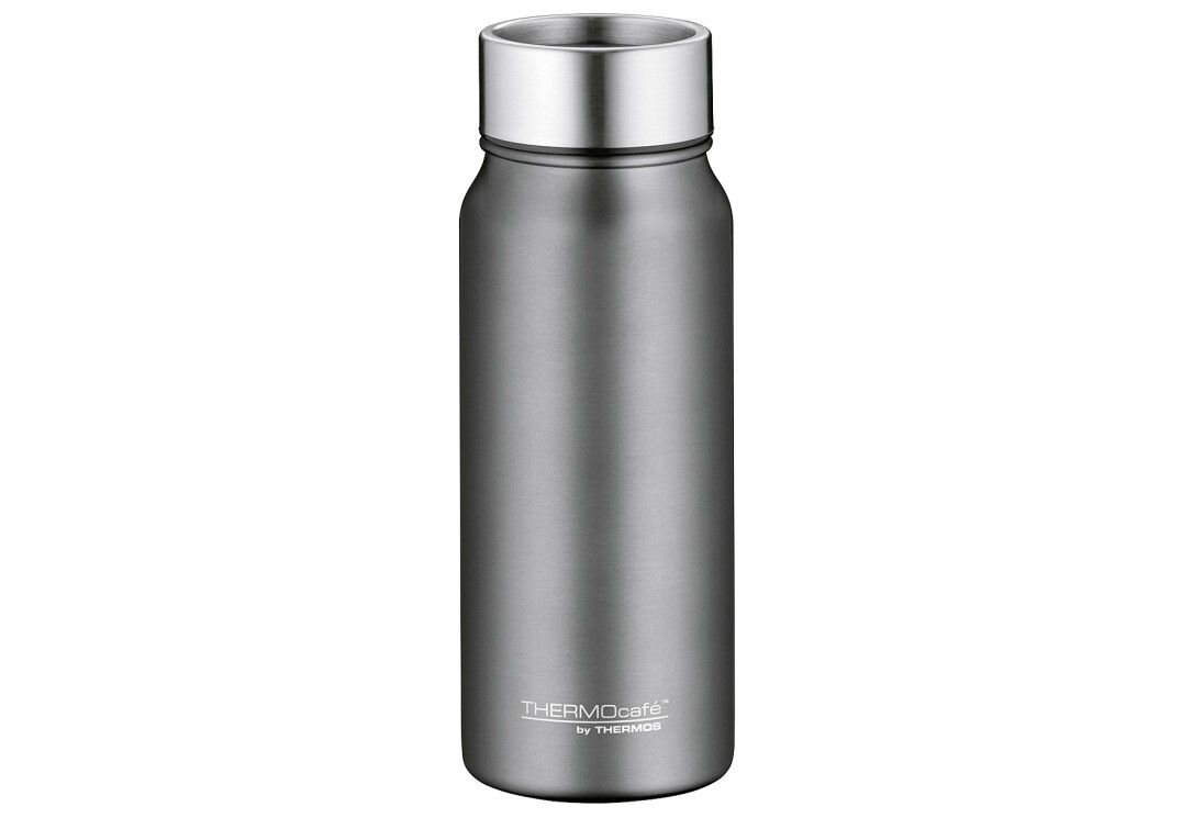 Grauer THERMOS Trinkbecher. Zylindrische Form, silberner Deckel. Aufschrift THERMOcafe by THERMOS.