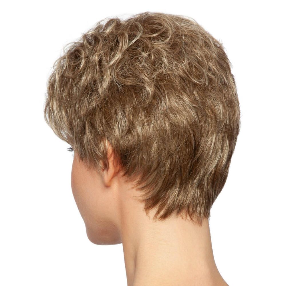 Kurzhaarperücke mit blonden Strähnen. Rückansicht einer Frau mit Perücke. Kurze, gewellte Frisur.