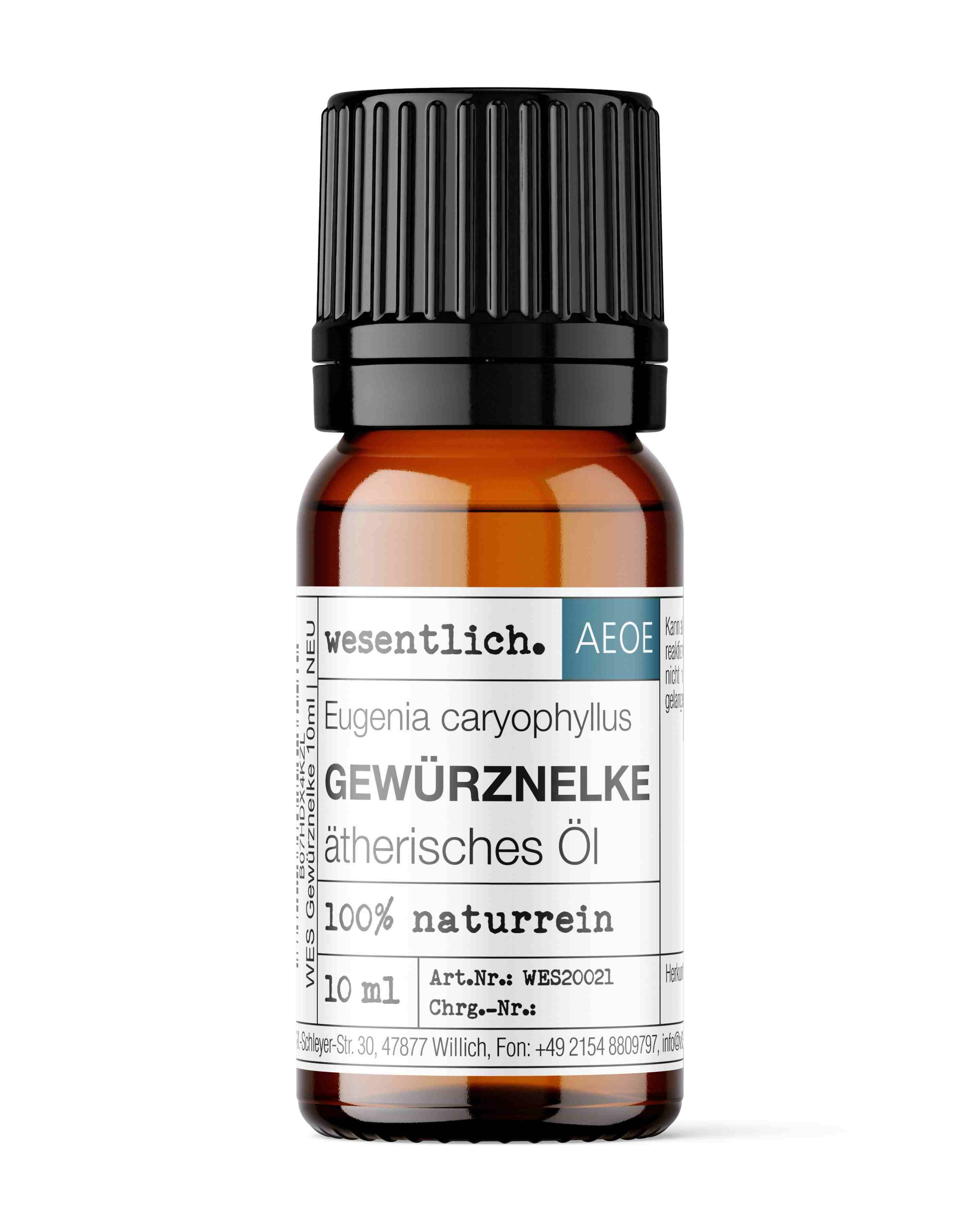 Braune Glasflasche mit schwarzem Schraubverschluss, gefüllt mit Gewürznelkenöl. Etikett mit Produktinformationen.